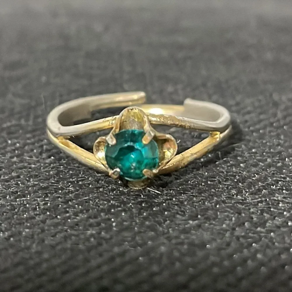 Adjustable metal ring with green gem